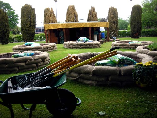 Benath_the_graden_a_pavement_saturday_001